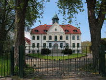 Das Schkoss Krassow von der Stra&szlig;e aus gesehen